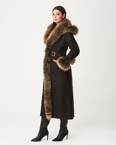 Luksusowy kożuch damski z futra lisa prezentowany w sklepie z odzieżą premium.