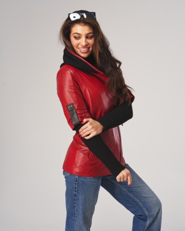 Klasyczna z nutą nowoczesności czerwona kurtka skórzana damska z kapturem i rękawami do zdjęcia.