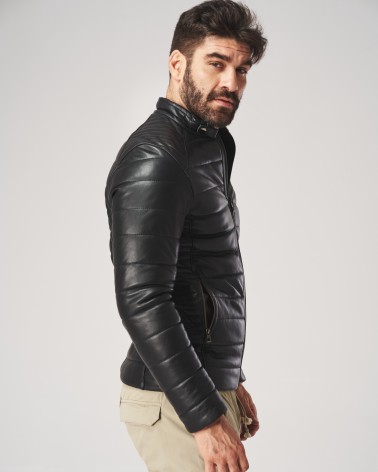 kurtka męska skórzana, czarna, pikowana, stanowiąca nieodłączny element męskiej garderoby.