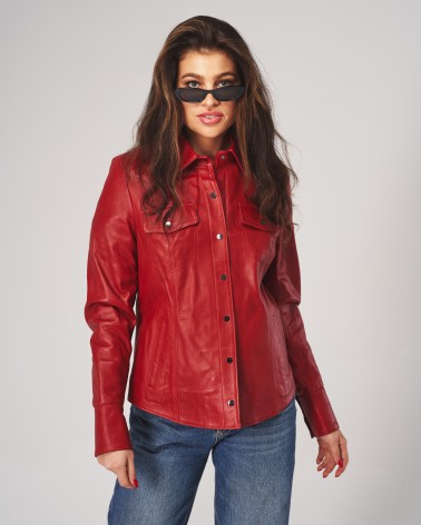 Elegancka czerwona kurtka skórzana damska z guzikami i czterema praktycznymi kieszeniami.