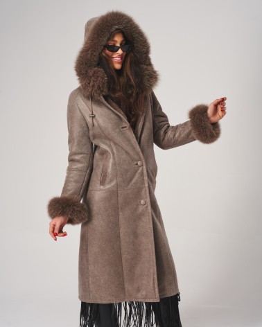 Ekskluzywna damski kożuch z dopracowanym futrem lisa, doskonały wybór na sezon jesienno-zimowy.
