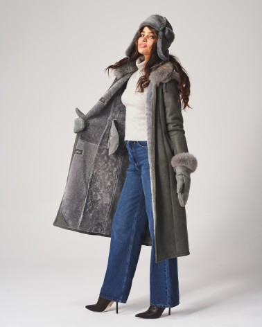 Modny kożuch damski z futrem z lisa i kapturem - niezbędny element jesienno-zimowej garderoby.