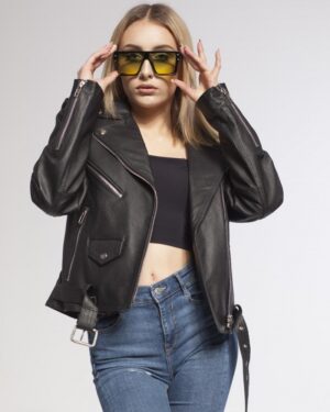 Damska ramoneska skórzana w kolorze czarnym z zamkami i kieszeniami, idealna na chłodniejsze dni