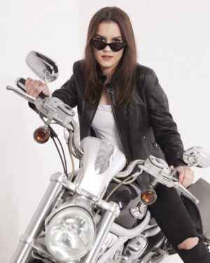 Kurtka skórzana damska w kolorze czarnym z dopasowanym krojem i subtelnymi detalami, idealna na chłodne dni