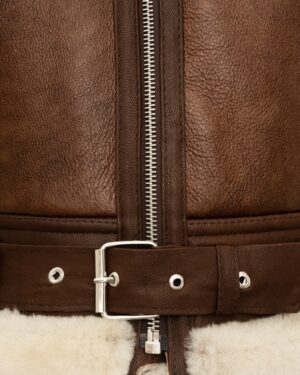 Kożuch męski brązowy z zamkiem, paskiem w talii i futrzanym wykończeniem na dole