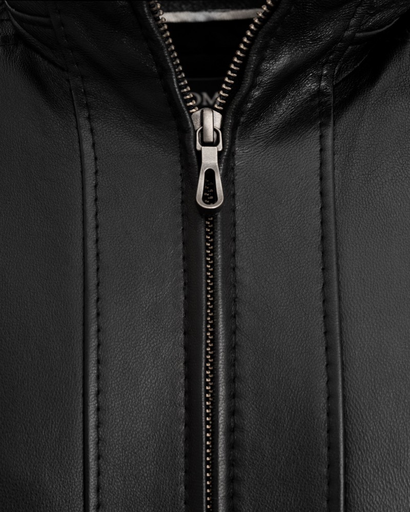 kurtka skórzana męska w kolorze czarnym z zamkiem błyskawicznym i pionowymi przeszyciami