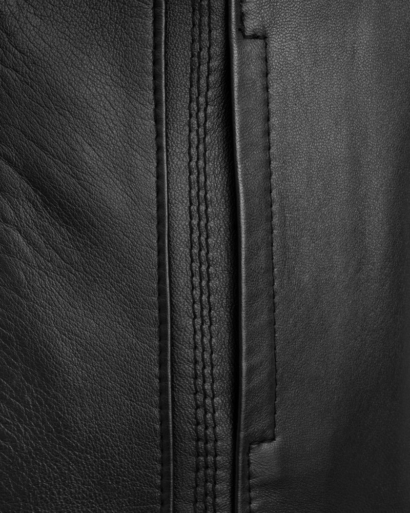 Czarna kurtka skórzana męska z subtelnymi przeszyciami i zamkiem błyskawicznym po boku