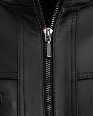 Kurtka skórzana męska w kolorze czarnym z metalowym zamkiem i ozdobnymi przeszyciami