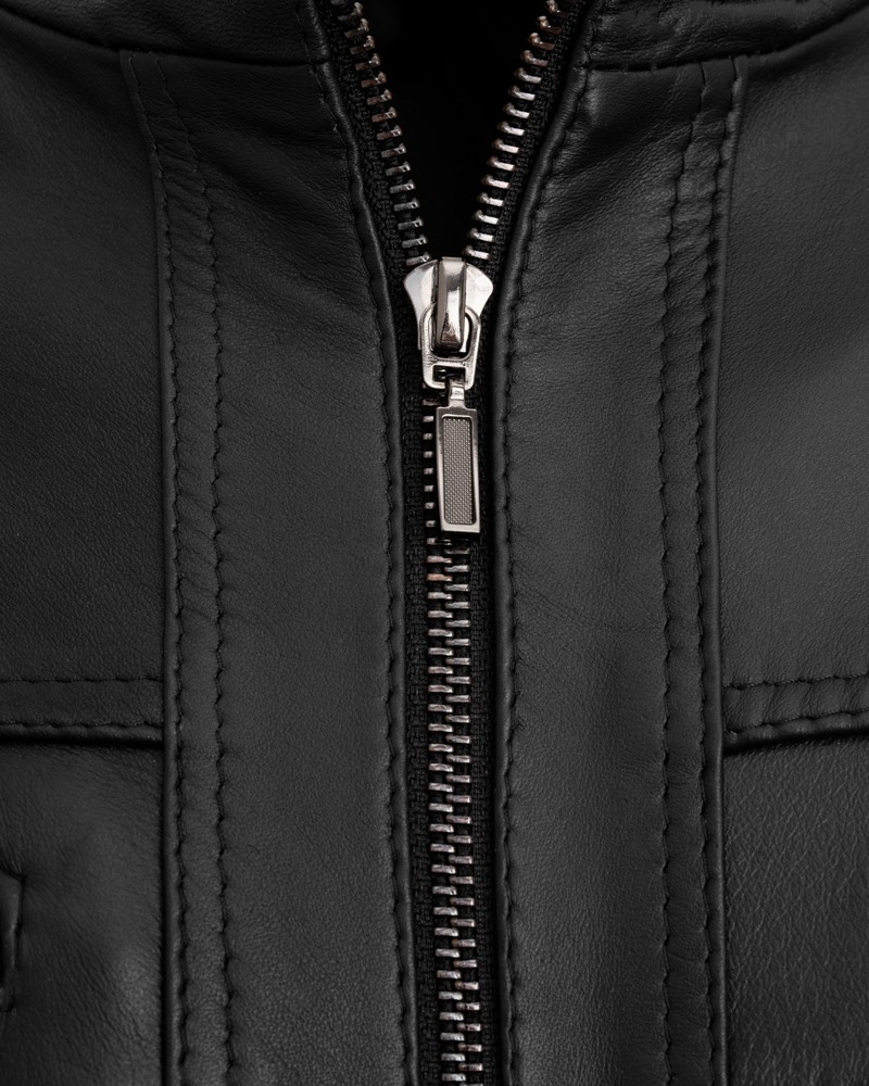 Kurtka skórzana męska w kolorze czarnym z metalowym zamkiem i ozdobnymi przeszyciami