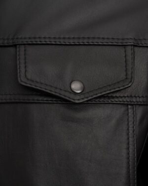 czarna kurtka skórzana męska z kieszenią na guziki i subtelnymi przeszyciami