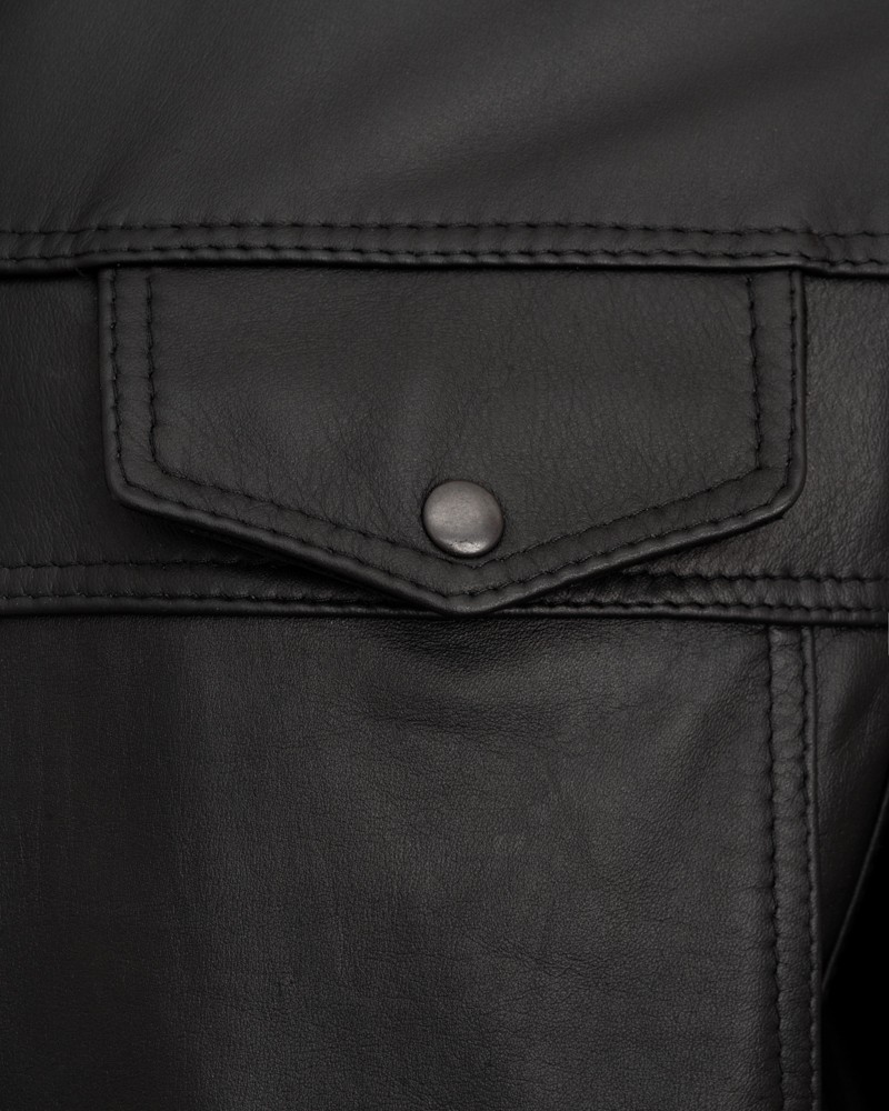 czarna kurtka skórzana męska z kieszenią na guziki i subtelnymi przeszyciami