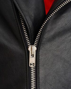 czarna kurtka skórzana męska z metalowym zamkiem i delikatnym wykończeniem na kołnierzu