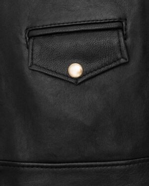 Czarna kurtka skórzana męska z kieszenią na piersi i ozdobnym guzikiem, idealna na zimowe dni
