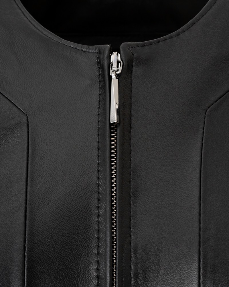 czarna kurtka skórzana damska z okrągłym kołnierzem i zamkiem błyskawicznym z przodu