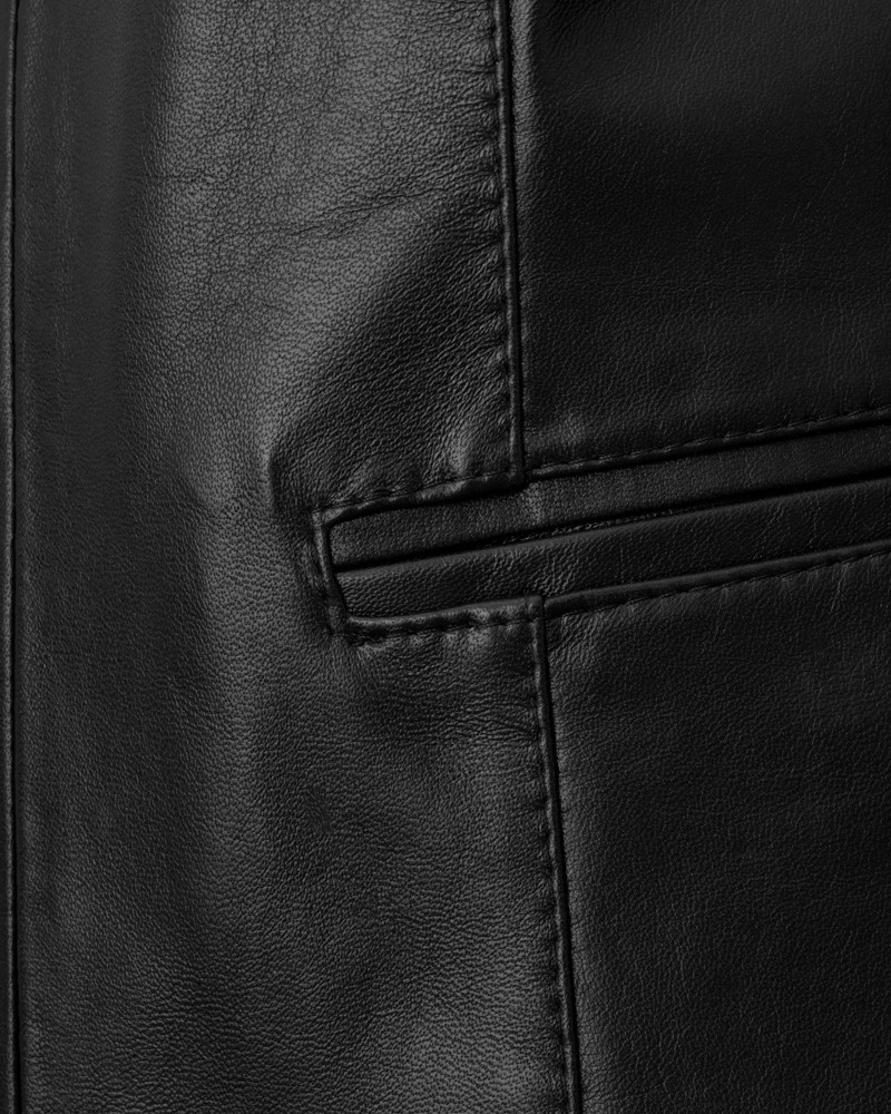 Czarna kurtka skórzana damska z kieszeniami i delikatnymi przeszyciami, idealna na zimowe dni