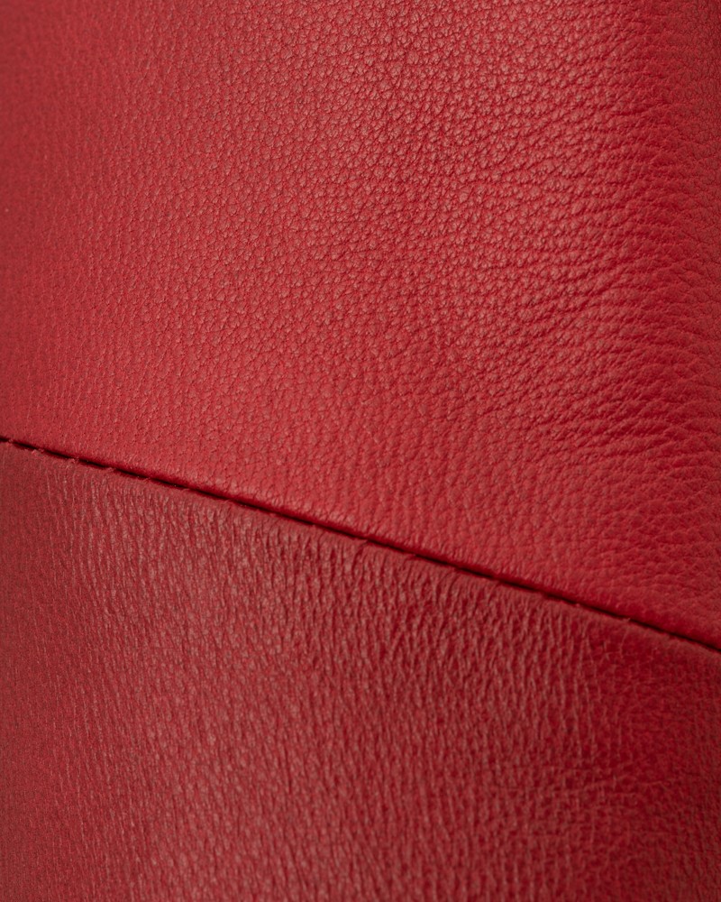 Kurtka skórzana damska w intensywnym czerwonym kolorze z delikatną fakturą i subtelnymi przeszyciami