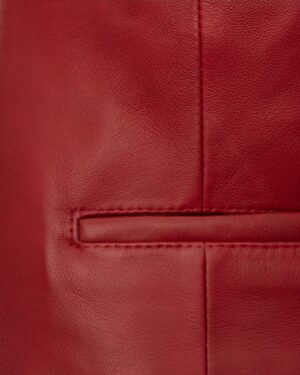 czerwona kurtka skórzana damska z delikatnym tłoczeniem i kieszenią na przodzie