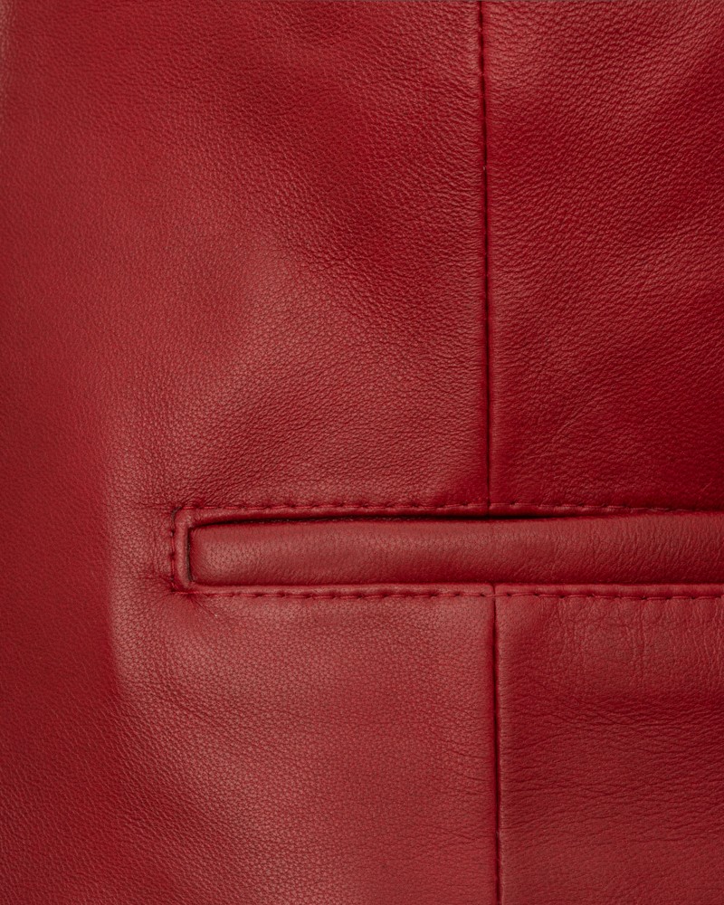 czerwona kurtka skórzana damska z delikatnym tłoczeniem i kieszenią na przodzie