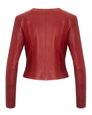 Kurtka skórzana damska w intensywnym czerwonym kolorze, dopasowany krój, długie rękawy, elegancki styl