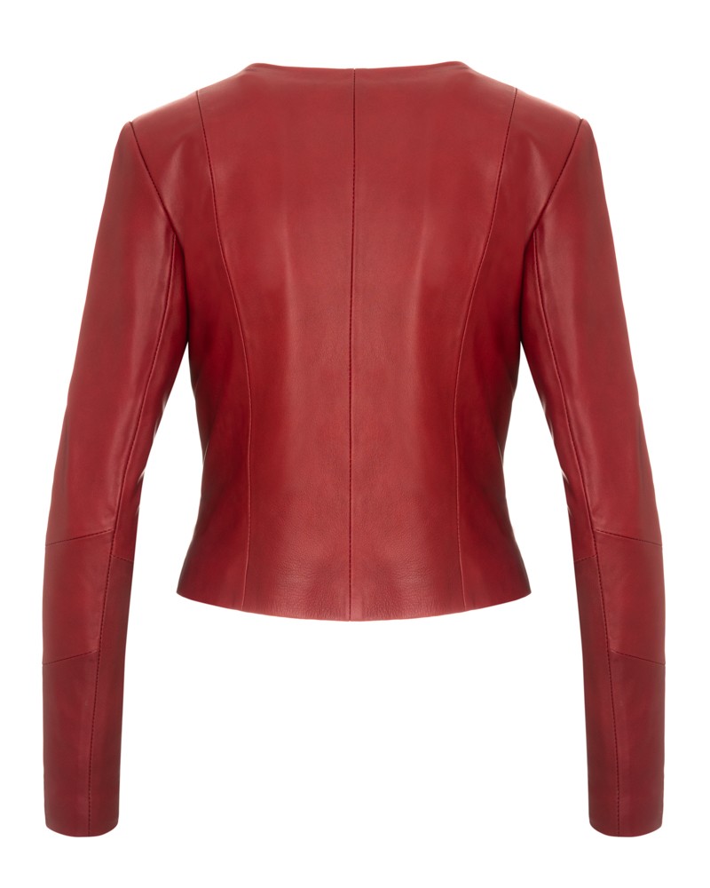 Kurtka skórzana damska w intensywnym czerwonym kolorze, dopasowany krój, długie rękawy, elegancki styl
