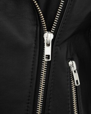 Kurtka skórzana męska w kolorze czarnym z metalowymi zamkami i delikatnym przeszyciem