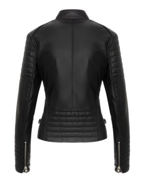 Czarna kurtka skórzana damska z pikowanymi rękawami i dopasowanym krojem, z zamkami na bokach