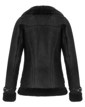 Czarny kożuch damski z futrzanym kołnierzem i mankietami, dopasowany krój z paskiem w talii