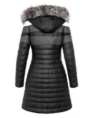 Płaszcz skórzany damski z kapturem i futrzanym wykończeniem, dopasowany krój i pikowane detale