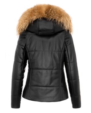 Czarna kurtka skórzana damska z kapturem i futrzanym wykończeniem, dopasowany krój z przeszyciami