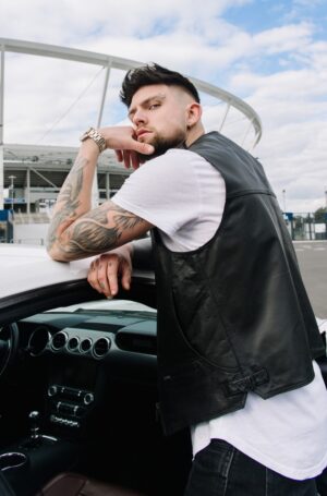 Męska kamizelka skórzana w kolorze czarnym, bez rękawów, z kieszeniami i klasycznym krojem