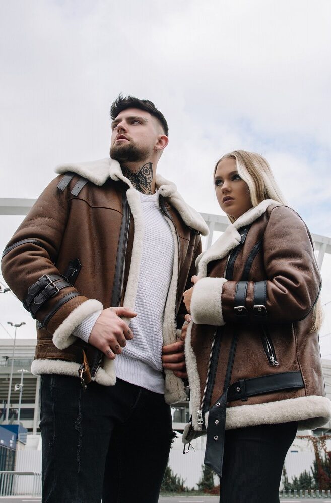 Kożuch męski w brązowym kolorze z futrzanym kołnierzem i skórzanymi detalami, idealny na zimowe dni