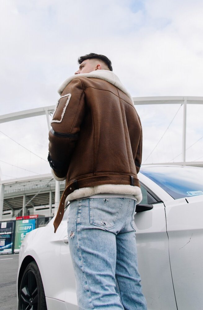 kożuch męski w brązowym kolorze z białym futrem, z klasycznym krojem i zamkiem błyskawicznym