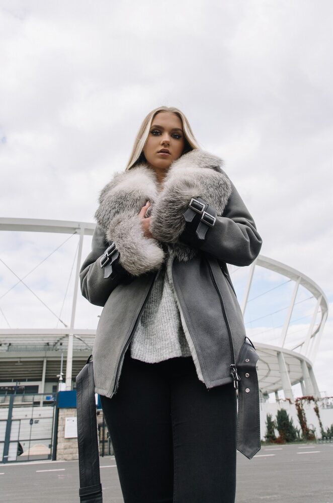 Kożuch damski w odcieniu szarości z futrzanym kołnierzem i zapięciem na guziki