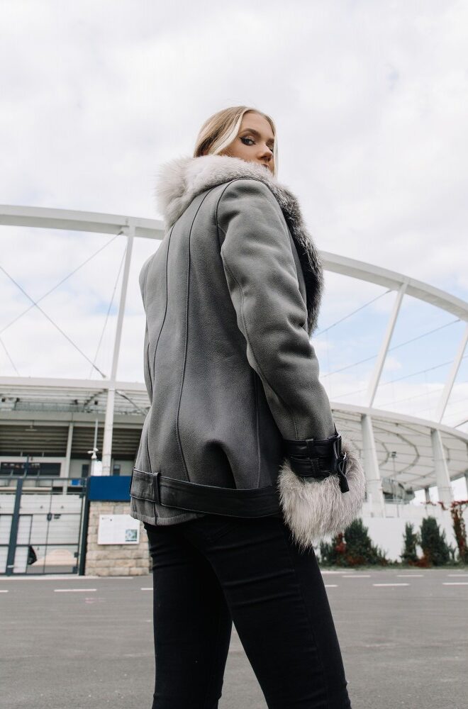 Kożuch damski w szarym kolorze z futrzanym kołnierzem i eleganckim krojem, idealny na zimowe dni