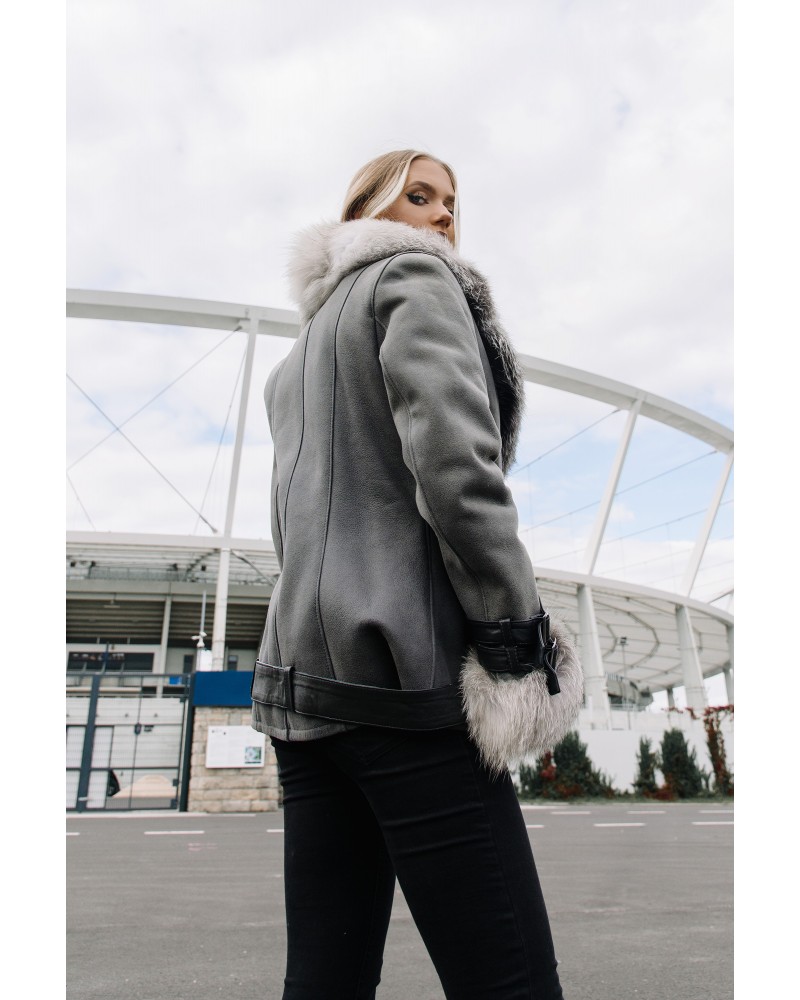 Kożuch damski w szarym kolorze z futrzanym kołnierzem i rękawami, elegancki krój z paskiem w talii