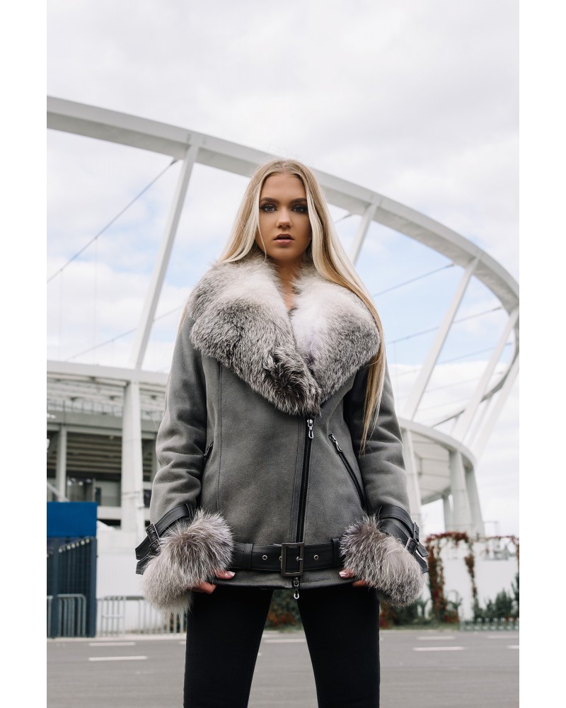 Kożuch damski w szarym kolorze z futrzanym kołnierzem i rękawami, z paskiem w talii i zapięciem na zamek