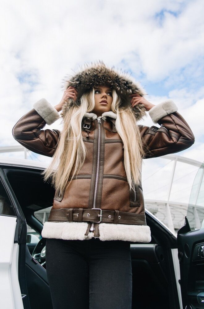 kożuch damski w brązowym kolorze z futrzanym kapturem i paskiem w talii