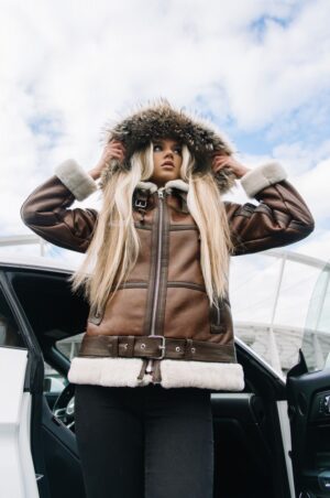 Kożuch damski z futrzanym kapturem i paskiem, idealna na zimowe dni