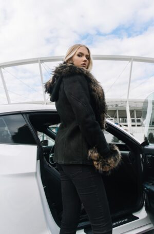 Kożuch damski z kapturem, w kolorze czarnym, z futrzanym wykończeniem na rękawach i kołnierzu