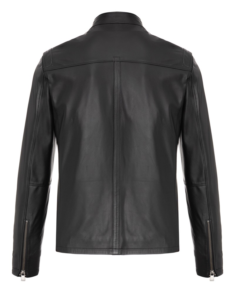 Czarna kurtka skórzana męska z prostym krojem, z zamkami na rękawach i klasycznym kołnierzem