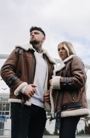 Kożuchy w kolorze brązowym z futrzanym kołnierzem i czarnymi detalami, idealne na zimowe dni