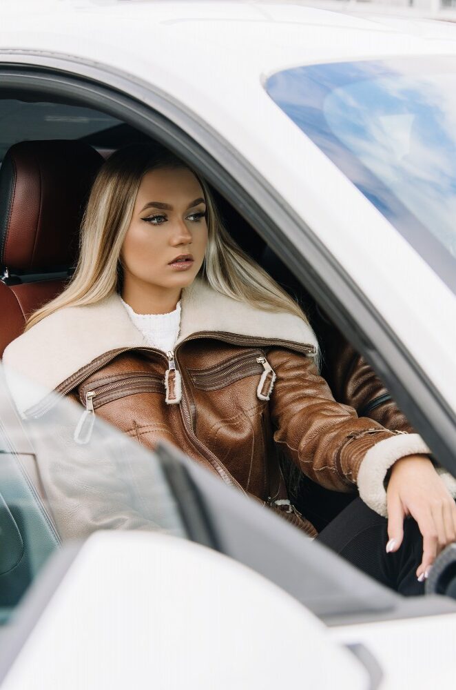 Kożuch damski w kolorze brązowym z szerokim kołnierzem i zamkami, idealny na zimowe dni