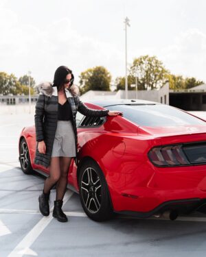 Płaszcz skórzany damski z kapturem, w kolorze czarnym, z futrzanym wykończeniem i dopasowanym krojem