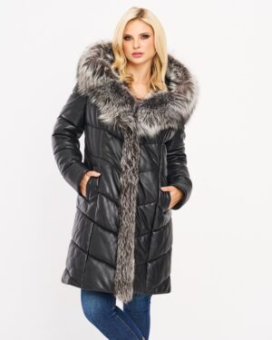 Płaszcz skórzany damski w kolorze czarnym z futrzanym kołnierzem i pikowanym wykończeniem, z kieszeniami i zapięciem na guziki