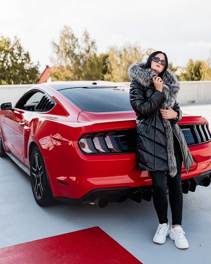 Płaszcz skórzany damski z futrzanym kołnierzem, idealna na zimowe dni, stylowy krój i wygodne zapięcie