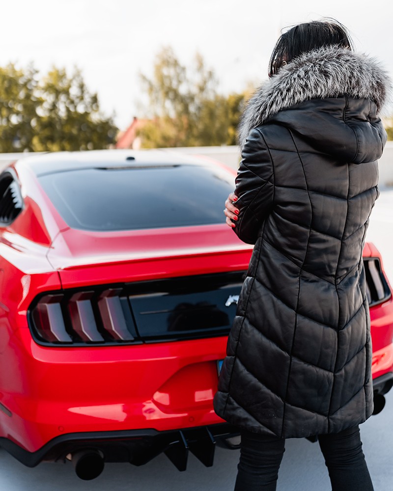 Płaszcz skórzany damski z futrzanym kołnierzem, długim krojem i pikowanym wzorem