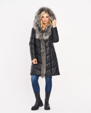 Płaszcz skórzany damski z futrzanym kapturem i ozdobnym paskiem, idealna na zimowe dni
