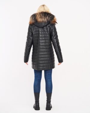 Płaszcz skórzany damski z kapturem i futrzanym wykończeniem, w pikowanym kroju, idealna na zimę