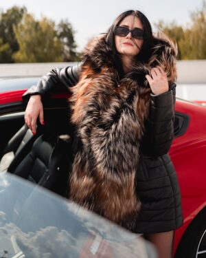 Płaszcz skórzany damski z dużym futrzanym kołnierzem w odcieniach brązu i czerni, stylowy krój na zimę