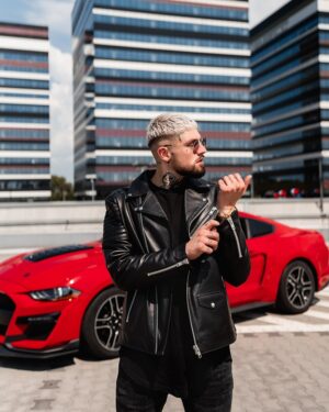 Kurtka skórzana męska w kolorze czarnym z asymetrycznym zapięciem i kieszeniami na suwak